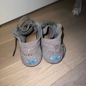 Women’s suede Toms moccasins